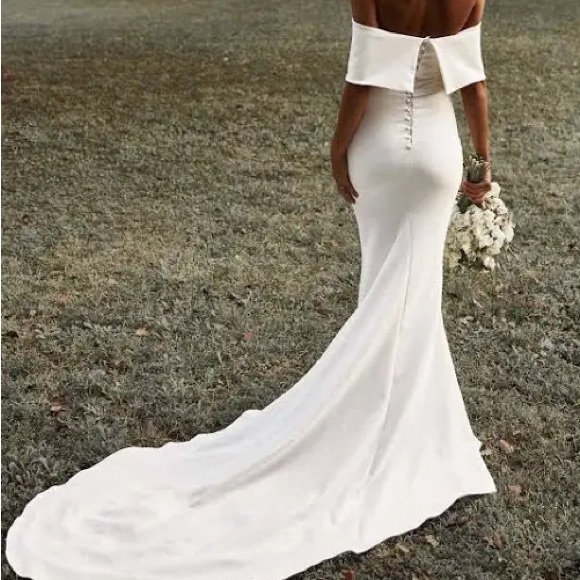 Brand New, never been worn Custom Grace Loves Lace size 4 wedding dress. - Picture 2 of 5